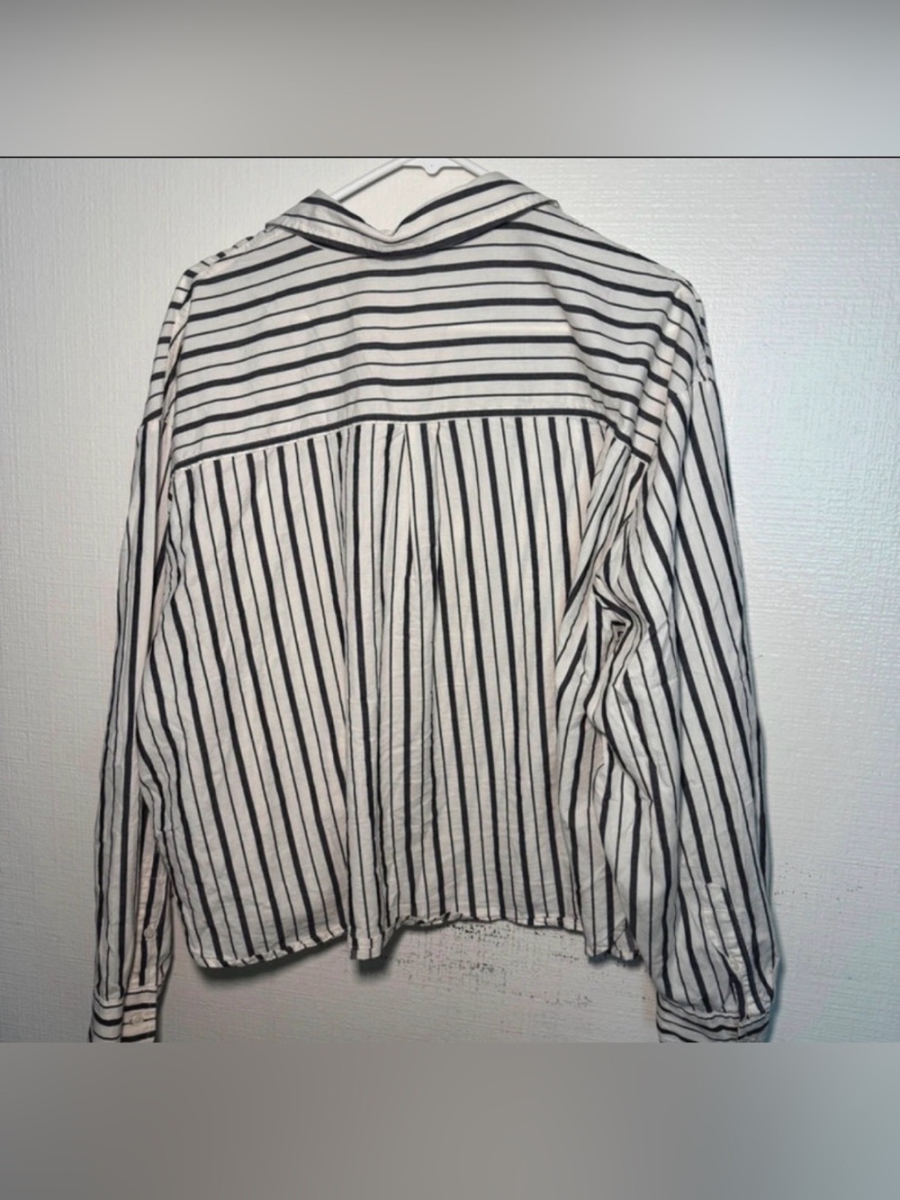 Old Navy Striped Cropped Shirt in Cream and Black - Picture 3 of 3